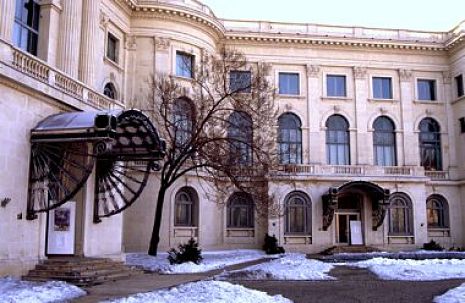 Museo Nacional de las Bellas Artes fundado en 1948 en el Palacio Real del rey Carol 1ro en la plaza de la Revolucion